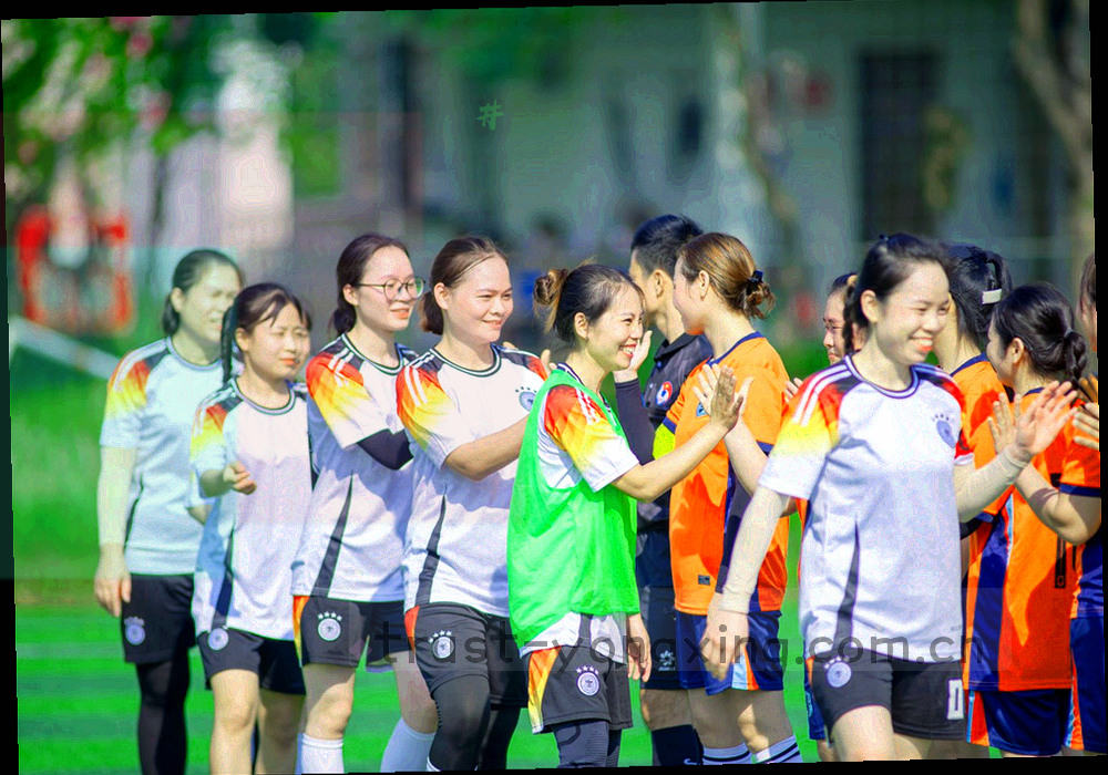 桌面上打开的笔记本电脑与右侧摊开的纸质对照表